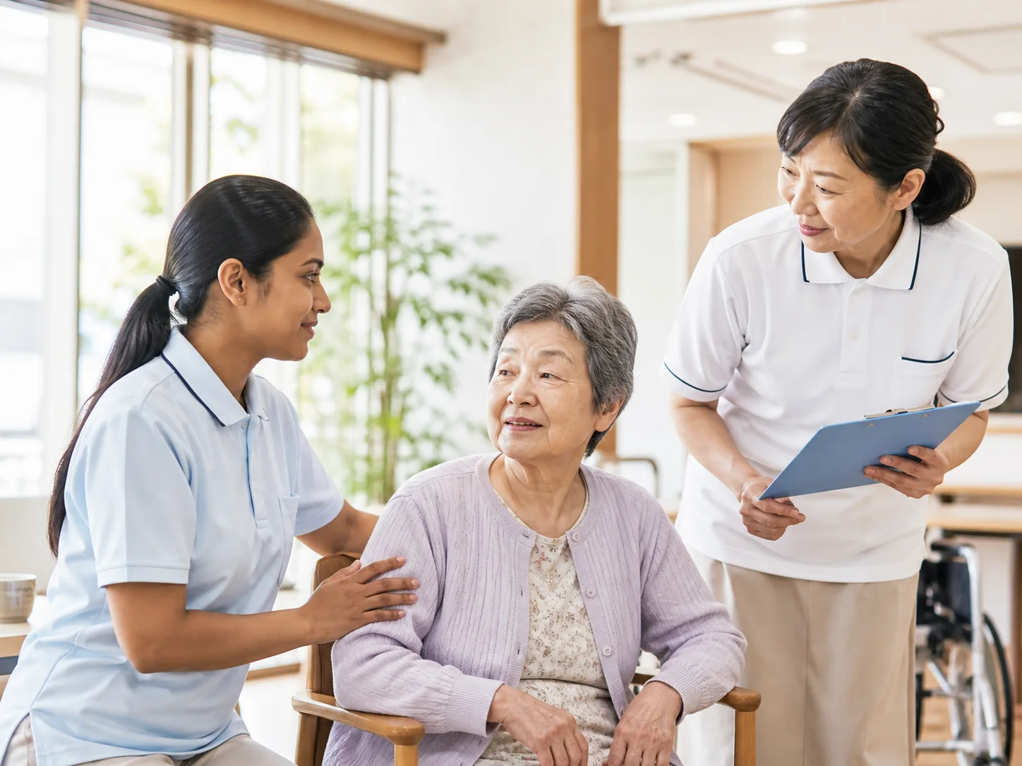 介護施設で外国人スタッフと日本人職員が利用者に対応している様子